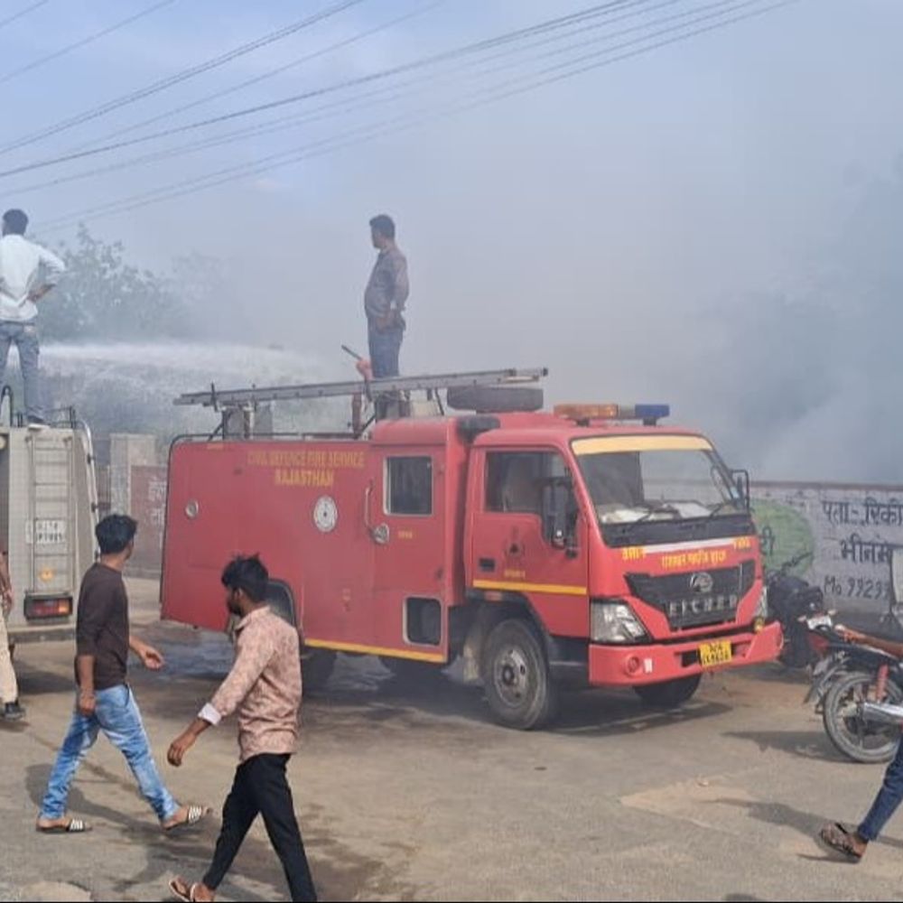 जालोर कलेक्ट्रेट के सामने खाली प्लॉट में आग:धमाकों की आवाज से सहमे लोग, 40 मिनट में पाया काबू