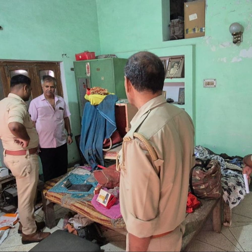 वाराणसी में चोरी में नाकाम चोरों का मकान-मालिक पर हमला:अलमारी और लॉकर तोड़कर सामान भरते पहुंचे परिजन, CCTV खंगाल रही पुलिस