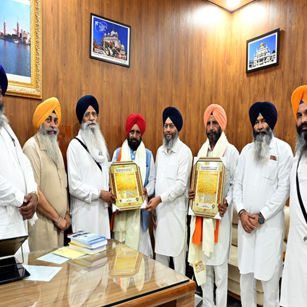 UP के कृषि-मंत्री-औलख ने परिवार सहित गोल्डन-टेंपल में दर्शन किए:गुरु साहिब के सम्मान में योगदान दिया, SGPC ने किया स्वागत और सम्मानित