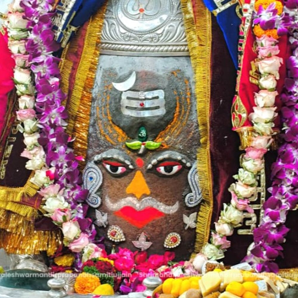 सोमवार को महाकाल के भस्म आरती दर्शन:भगवान महाकाल रजत त्रिपुण्ड चन्दन का तिलक भांग और आभूषण अर्पित कर राजा स्वरूप श्रृंगार