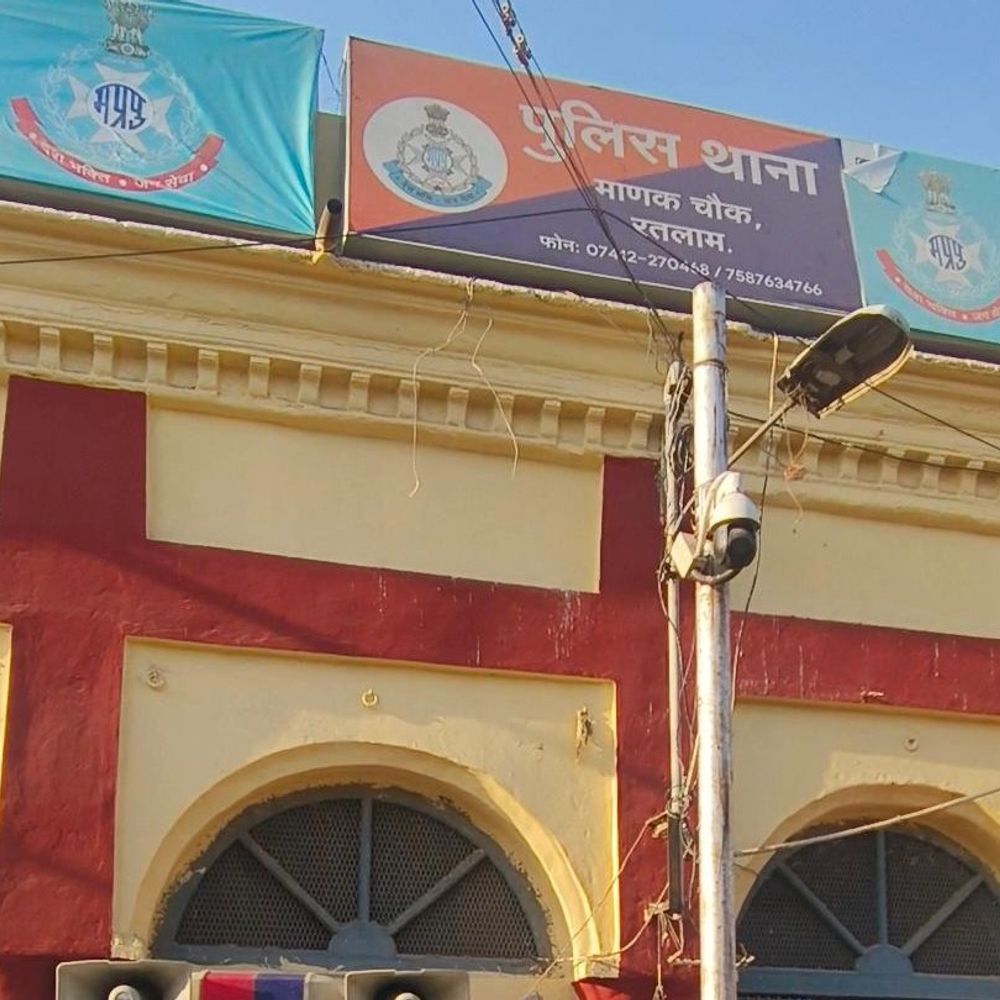 रतलाम में अवैध रूप से बिक रही थी ई-सिगरेट:पान की दुकान पर पुलिस की कार्रवाई; अलग-अलग फ्लेवर के 23 पैकेट बरामद