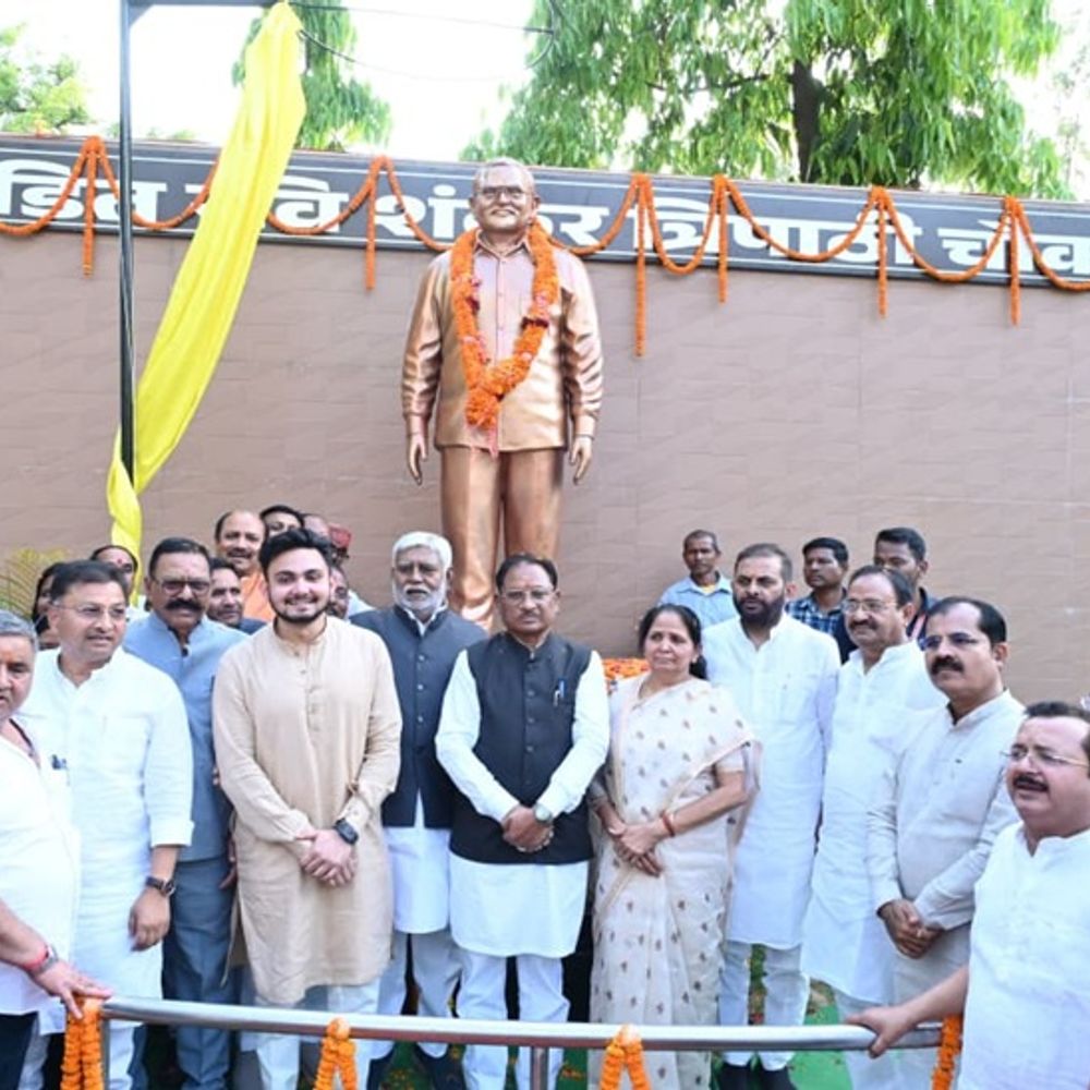 सीएम ने पं.रविशंकर व आजाद की प्रतिमाओं का किया अनावरण:पं.रविशंकर हमारे प्रेरणास्रोत, सालों तक युवा पीढ़ी को देंगे प्रेरणा, पुण्यतिथि पर दी श्रद्धांजलि