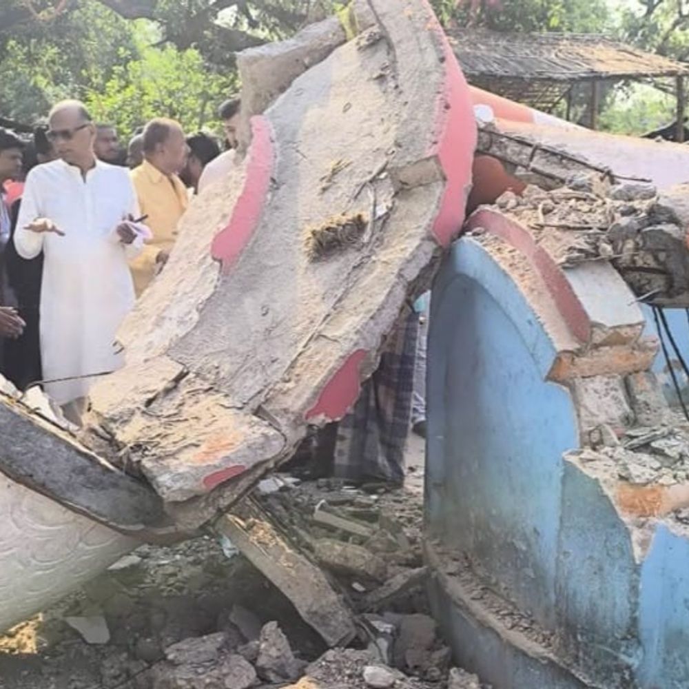 असामाजिक तत्वों ने महात्मा गांधी की प्रतिमा को किया क्षतिग्रस्त:समस्तीपुर में लोगों ने की नारेबाजी, दोषियों पर कार्रवाई की मांग; सीसीटीवी खंगाल रही पुलिस