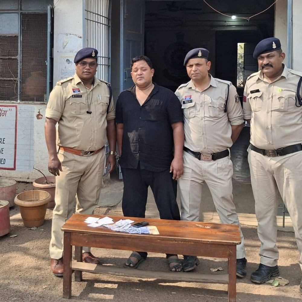 दुर्ग में सट्टा-पट्टी लिखते आरोपी गिरफ्तार:सार्वजनिक जगह पर अंकों पर लगवा रहा था दांव, पुलिस ने रंगे हाथ पकड़ा, नकदी और मोबाइल जब्त