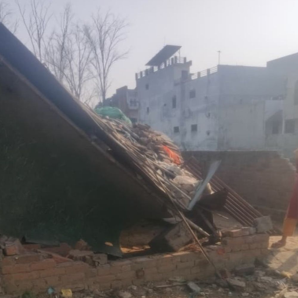 बरेली नगर निगम की बड़ी कार्रवाई:हरूनगला में 16550 वर्ग मीटर सरकारी जमीन पर चला बुलडोजर, अवैध डेयरी और टीनशेड बनाकर किया था कब्जा