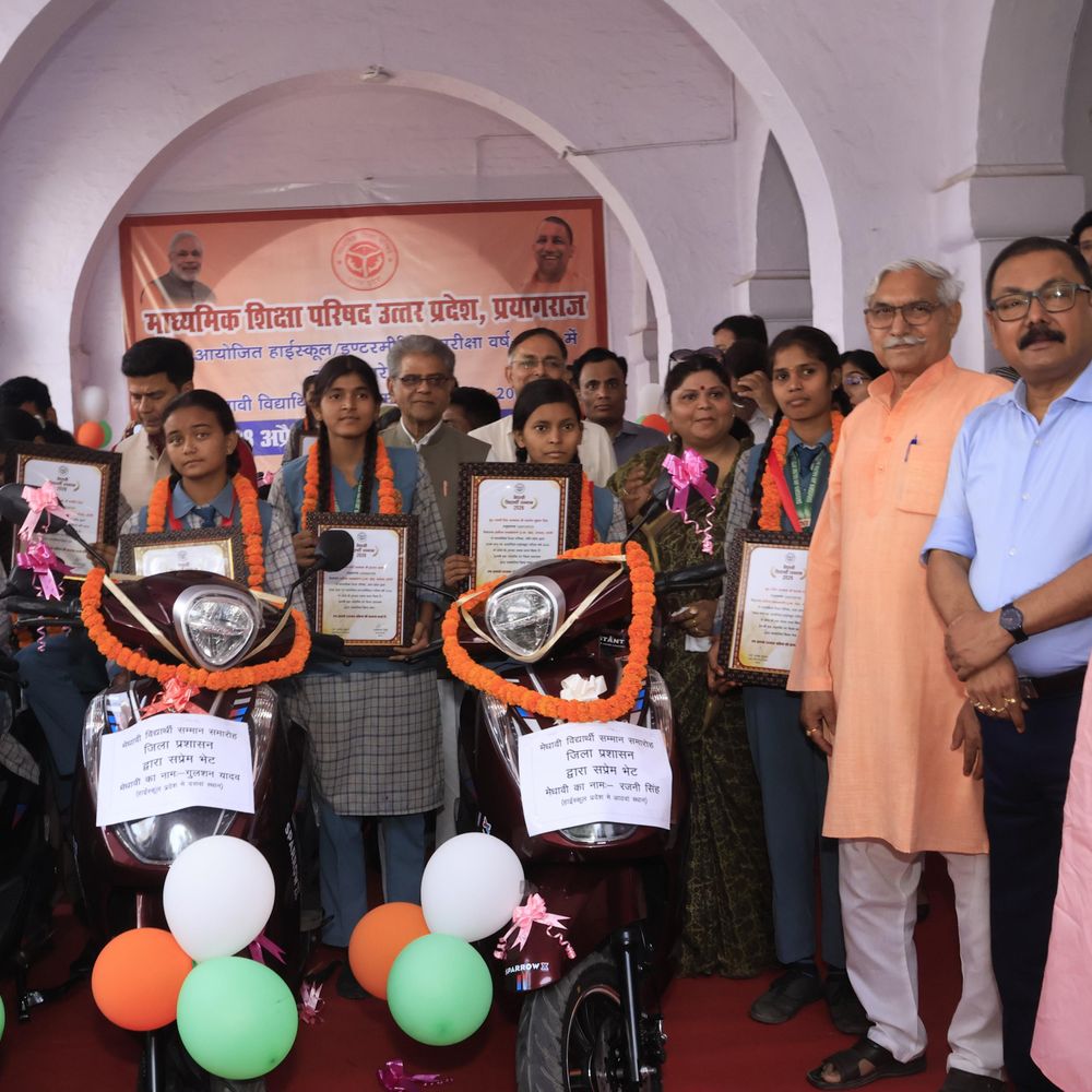 बरेली में टॉप करने वाली बेटियों का सम्मान:ई-स्कूटी देकर बढ़ाया हौसला, अलग-अलग तस्वीरों में देखे होनहार बेटियों को