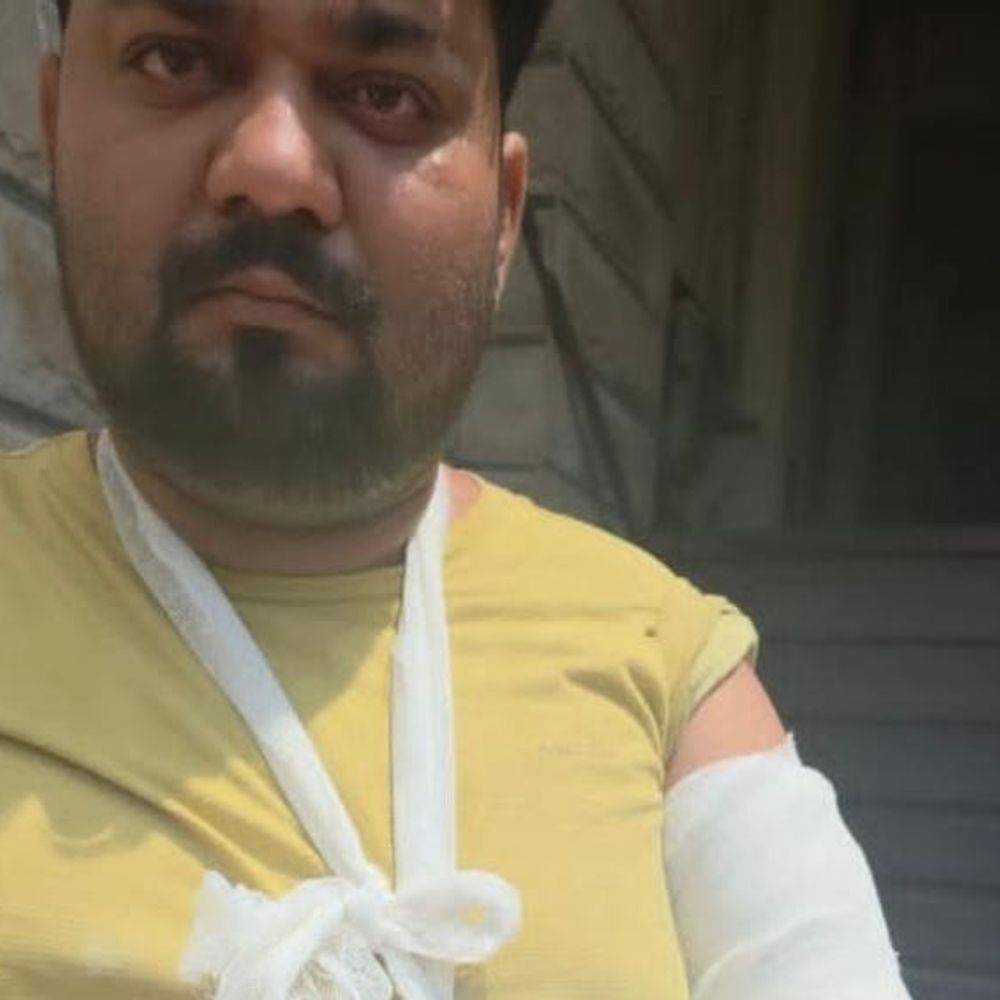 सिपाही की पिटाई से युवक का हाथ टूटा:कैब ड्राइवर और ग्राहक का विवाद सुलझाने पहुंची थी पुलिस, शिकायत के बाद किए गए लाइन हाजिर