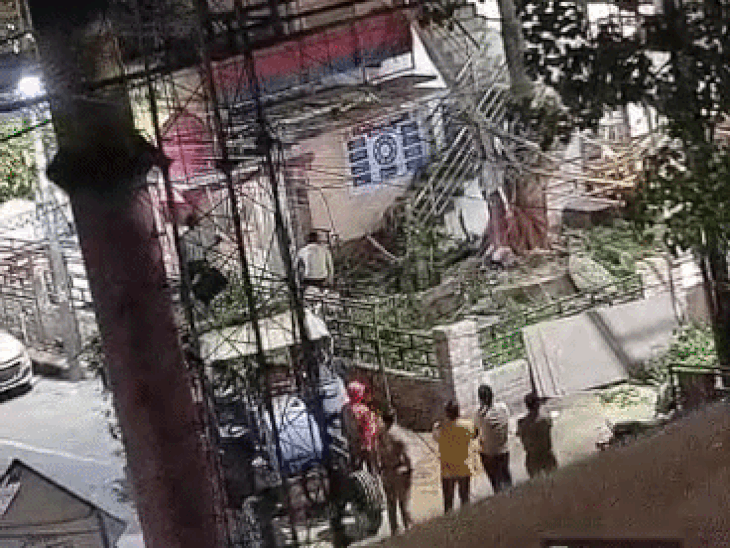 थाने में खड़ा पेड़ काटा, पुलिसकर्मियों की बढ़ी मुश्किले:बिना अनुमति के काटा पेड़,वन विभाग ने शुरू की जांच