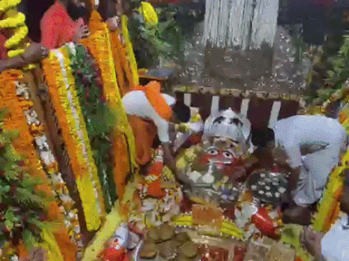 हनुमान जन्मोत्सव पर श्री बड़े हनुमान मंदिर जगमगाया, देखें तस्वीरें:देर रात तक दर्शन को उमड़े श्रद्धालु, सुंदरकांड और भजन से गूंजा परिसर