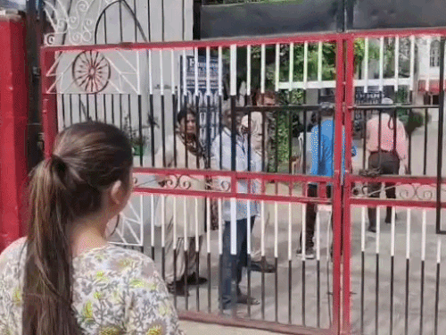 अलवर में SI परीक्षा में कई अभ्यर्थियों का एग्जाम छूटा:जूते,चुन्नी और ज्वेलरी भी उतरवाई;एंट्री टाइम खत्म होते ही केंद्रों के गेट बंद