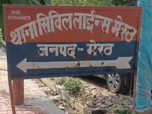 ट्रक के नीचे आई स्कूटी, बाल बाल बचा सवार:ट्रक चालक ने स्कूटी सवार की कराई डाक्टरी, स्कूटी सवार बिना कार्रवाई किए लौटा