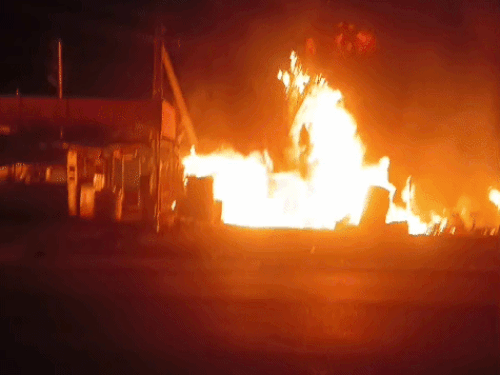 जैसलमेर में 4 घंटे तक जलती रही टायरों की दुकान:पुलिस ने बचाई दो युवकों की जान, एक ढाबे को भी हुआ नुकसान, 4 दमकल ने बुझाई आग