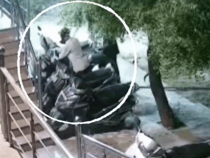 घर के बाहर खड़ी बाइक चोरी,CCTV:पहले ताला तोड़ा, फिर लेकर फरार, हिरण मगरी थाना क्षेत्र में वारदात