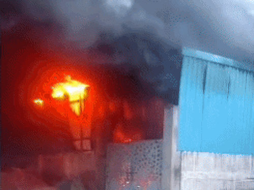 रोहतक में फैक्ट्री के अंदर लगी भीषण आग:फायर ब्रिगेड की टीम ने पाया काबू, 4 लोग सुरक्षित निकले बाहर