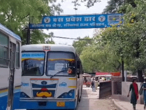 रोहतक बस स्टैंड पर रोड़वेज का चक्का जाम:दिल्ली बस डिपो के कर्मचारी से पुलिसकर्मी द्वारा मारपीट का मामला, यात्री परेशान