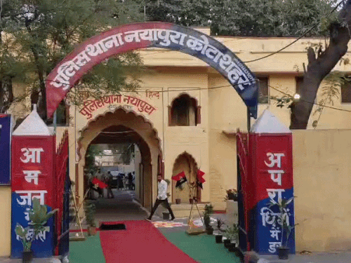 नयापुरा थाना पुलिस ने नाकाबंदी के दौरान की कार्रवाई:कार से बिना हिसाब 25 लाख से ज्यादा कैश जब्त,चालक पकड़ा