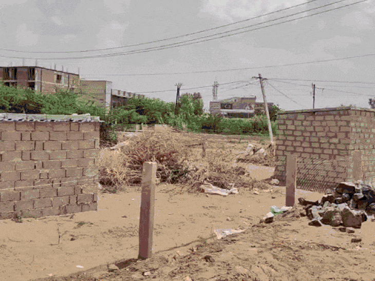 कार्यालय आवंटित जमीन पर बाड़मेर कांग्रेस ने दिया धरना:आरोप- भूमाफिया की मिलीभगत से प्रशासन रुकवा रहा है काम; सरकारी जमीन पर हो रहे अतिक्रमण