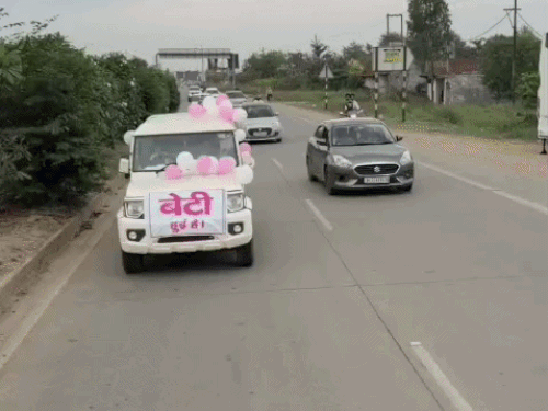 गुलाबी गुब्बारों से सजी कारें, ‘बेटी हुई है’ के पोस्टर:नवजात बेटी का जश्न मना कर किया स्वागत, घरवाले बोले हमारे घर लक्ष्मी आई है