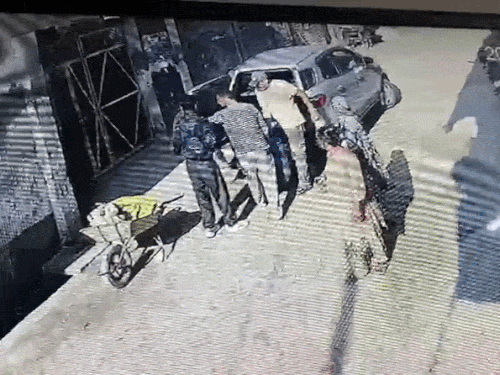 जालंधर देहात पुलिस शराब लाती दिखी, CCTV:गाड़ी की डिक्की से उतारा नीला ड्रम, घर में रखा, रेड दिखाकर 35 लीटर लाहन पकड़ने की FIR