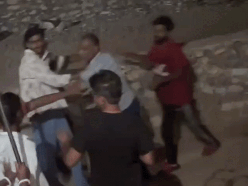 कोटा में लाठी डंडे से दम्पति पर हमला, VIDEO:पड़ोसी परिवार ने घर से खींचकर निकाला, बेटी के लव मैरिज करने से थे नाराज