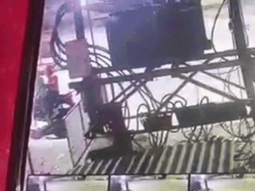 मस्जिद में पेट्रोल बम फेंका;तीन युवक सीसीटीवी में दिखे:मस्जिद में खड़ी बाइक और गेट पर लगी आग; सांप्रदायिक माहौल बिगाड़ने की कोशिश