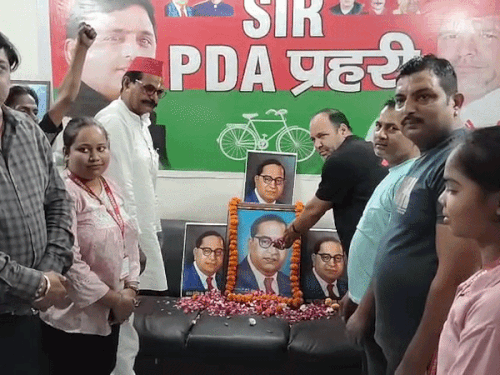सपा कार्यालय में मनाई गई डॉ. भीमराव आंबेडकर जयंती:माल्यार्पण कर दी श्रद्धांजलि, सामाजिक समानता व संविधान के मूल्यों पर चलने का लिया संकल्प