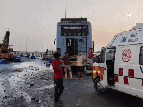 ट्रेवल बस केमिकल से भरे ट्रक से जा टकराई:तीन की मौत;30 घायल,दिल्ली मुंबई एक्सप्रेस-वे पर हुआ हादसा