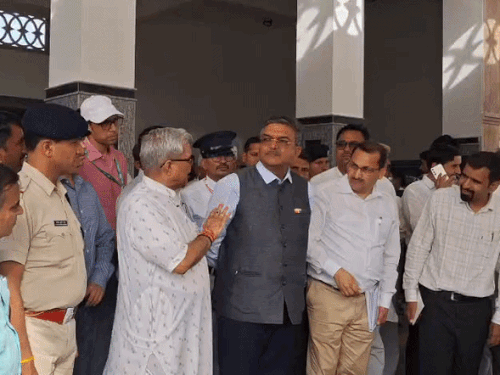 जीएम ने जालोर-भीनमाल रेलवे स्टेशन का निरीक्षण किया:काम को लेकर दिए निर्देश, प्रोत्साहन राशि की घोषणा की