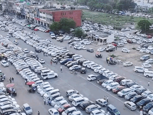 चंडीगढ़ में सड़कों पर खड़ी नहीं कर सकेंगे गाड़ियां:खाली पड़ी जमीन पर पार्किंग बनेगी, पहले वाली की कैपेसिटी बढ़ेगी, बंद मल्टी पार्किंग दोबारा शुरू होगी