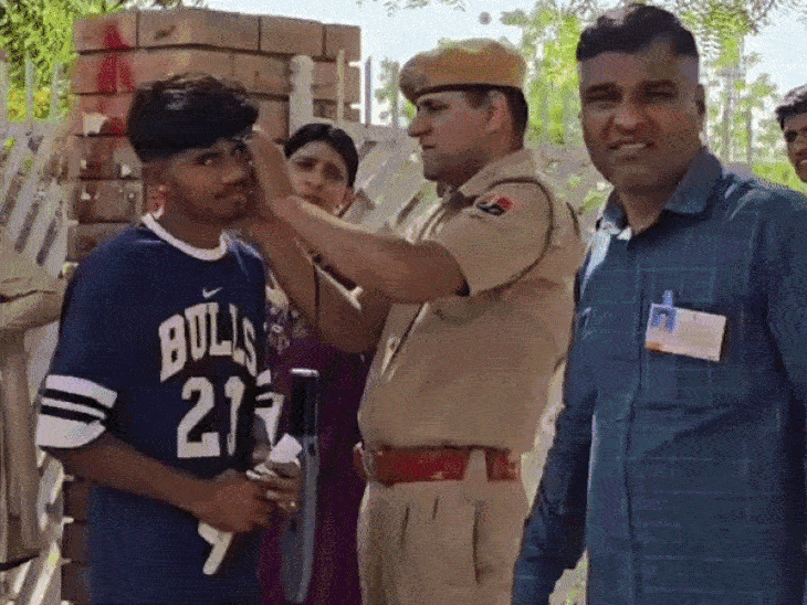 कृषि-पर्यवेक्षक एग्जाम सेंटरों पर लगी लाइनें, कड़ी चैकिंग कर एंट्री:आभूषण, बड़े बटन खुलवाएं गए; 8 सेंटरों पर परीक्षा शुरू