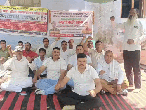 हरियाणा में दमकल कर्मियों की हुड़ताल अनिश्चितकालीन:दमकल कर्मियों को शहीद का दर्जा, एक-एक करोड़ रुपए व परिवार को सरकारी नौकरी देने की मांग