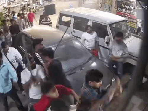 अमृतसर में पुरानी रंजिश के चलते जानलेवा हमला:दुकान में घुसे 15-20 युवक, दातर-हथियारों से की तोड़फोड़; परिवार ने भागकर बचाई जान