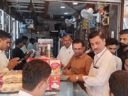 जालोर में आइस​क्रीम और बर्फी के सैंपल लिए:आहोर के महादेव मिष्ठान भंडार पर मिली मिलावटी और खराब मावे की बनी मिठाई