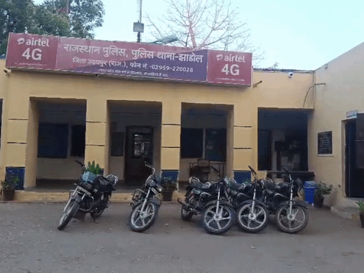 हाईवे पर कर रहे थे स्टंटबाजी, 10 बाइक जब्त:कई बिना लाइसेंस और हेलमेट के थे, झाड़ोल थाना क्षेत्र का मामला