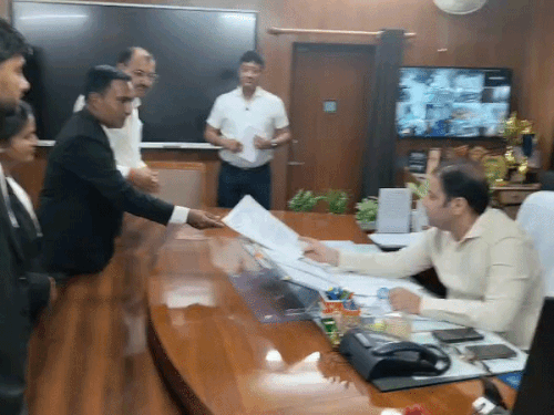 कोटा में गर्मी तोड़ रही रिकोर्ड, छुटटी की मांग:तेज गर्मी को देखते हुए वकीलो ने स्कूली बच्चों की छुटटी के लिए कलेक्टर से मिले