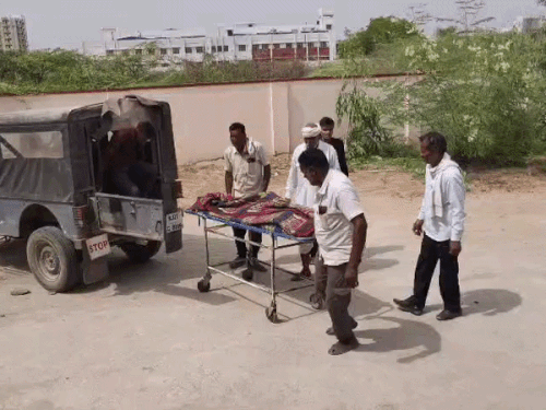 कोटा में घर में अचेत मिला युवक, मौत:बिस्तर पर लेटा था, आंख के पास चोट के निशान, पुलिस, FSL टीम मौके पर पहुंची, मकान में अकेला रहता था