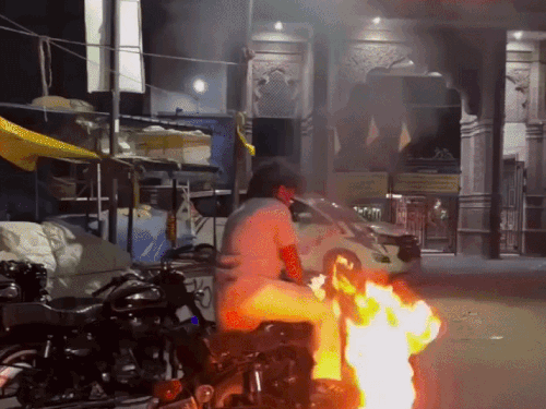 पानीपत में पुलिस के सामने फायर स्टंटबाजी, VIDEO:बुलेट से पटाखे फोड़कर लगाई आग; बगल में खड़ी रही डायल 112, FIR दर्ज