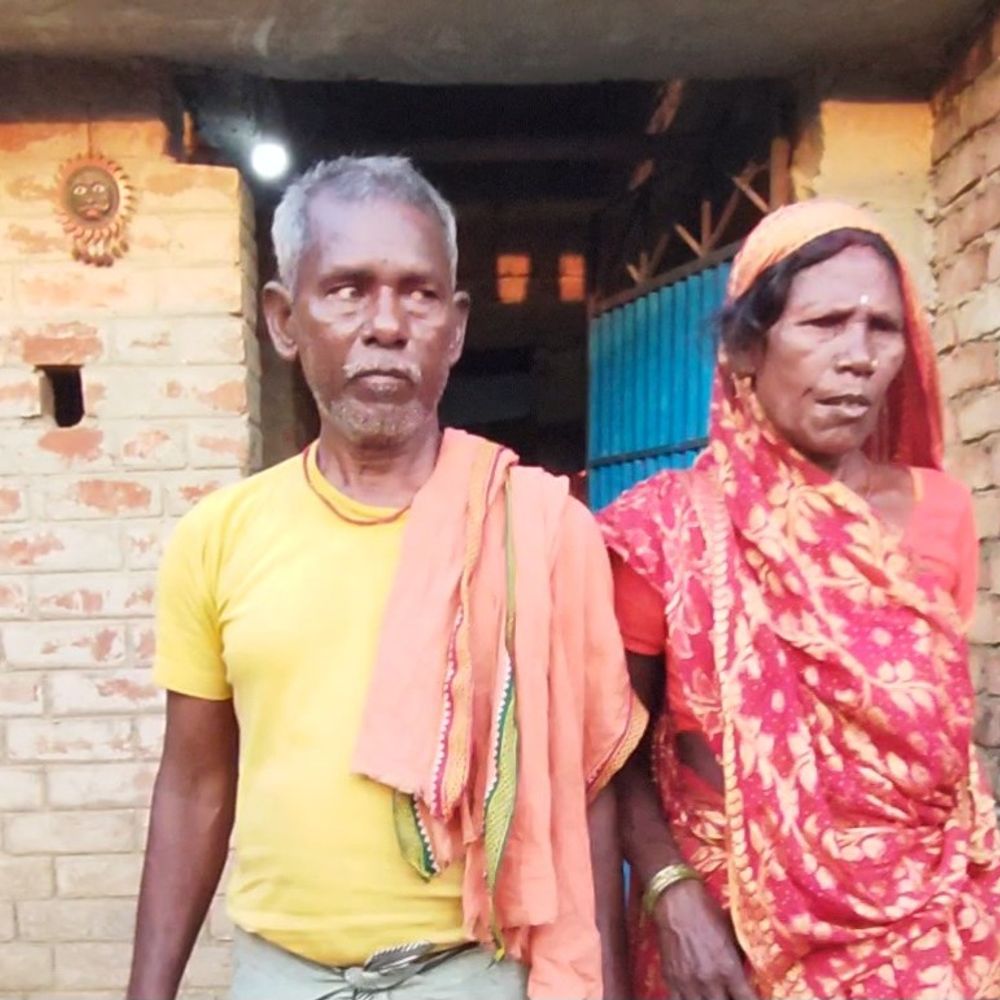 लिव इन में रहने के बाद बुजुर्ग ने की शादी:जमुई में तानों और अकेलेपन से परेशान होकर आए साथ,महादेव मंदिर में भरी मांग