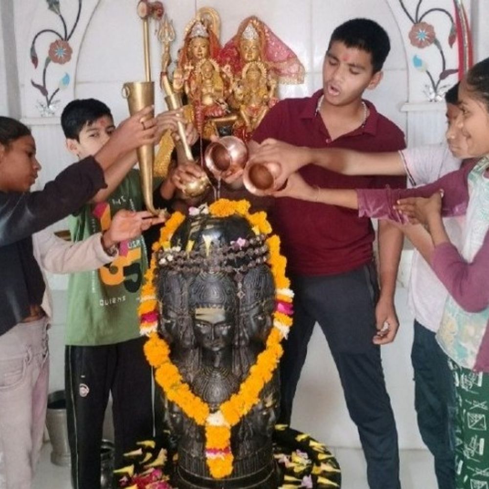 पूर्व सीएम पर किया पौधरोपण:अनुष्ठान कर की लंबी उम्र की कामना