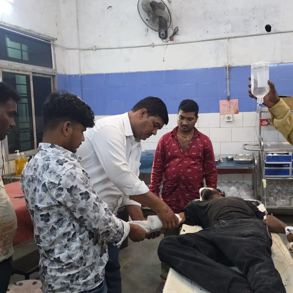औरंगाबाद में अनियंत्रित होकर डिवाइडर से टकराई बाइक:एक युवक की मौत, दूसरे की हालत गंभीर; शादी समारोह में शामिल होने जा रहे थे दोनों