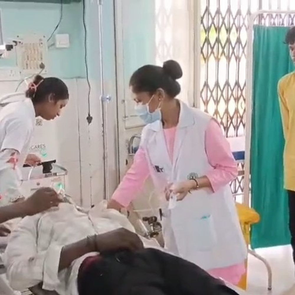गुमला में दो बाइक की टक्कर, तीन घायल:दो गंभीर रूप से जख्मी, रिम्स रेफर किए गए; किसी ने नहीं पहना था हेलमेट