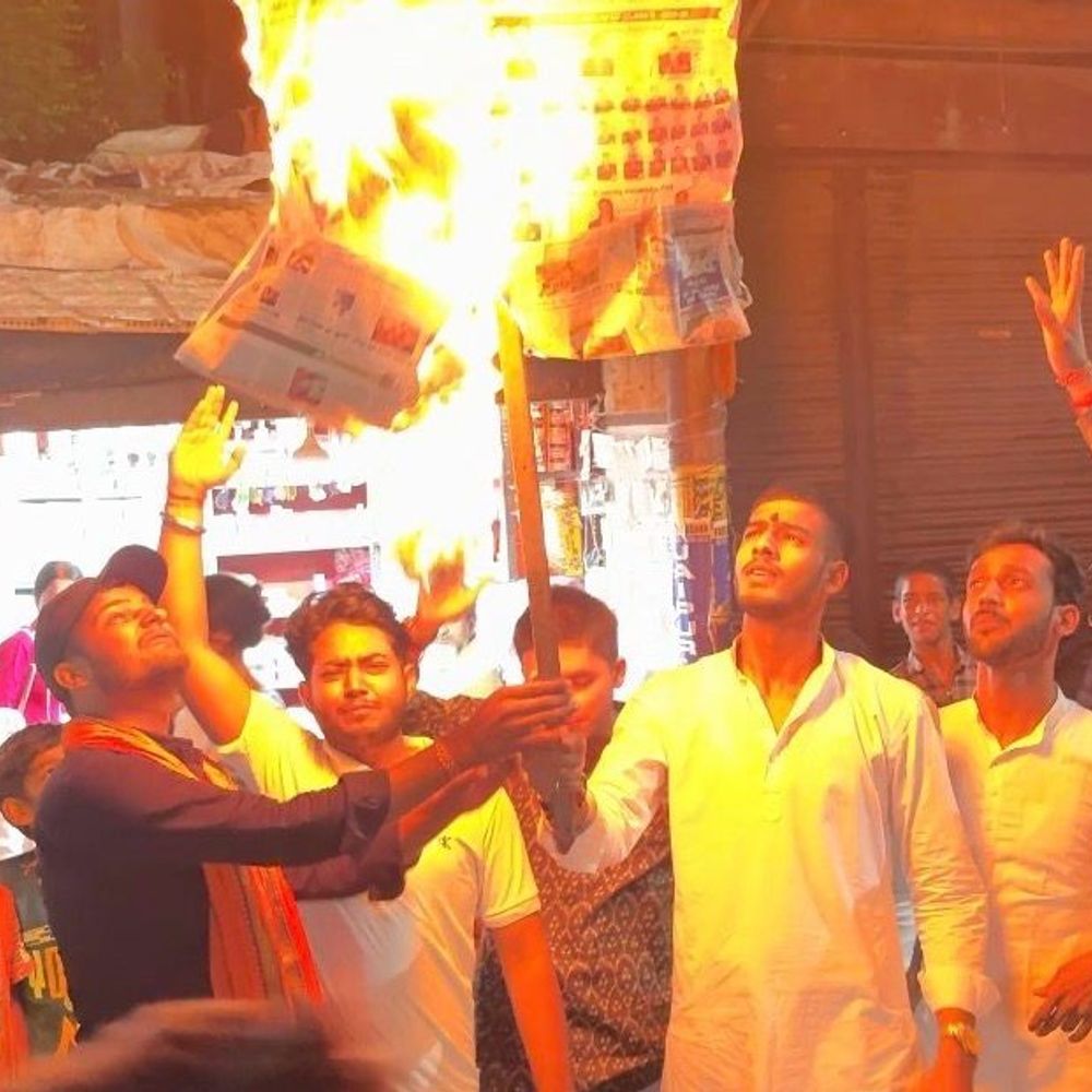 मिर्जापुर में सपा प्रवक्ता राजकुमार भाटी का पुतला दहन:युवाओं ने समाज को बांटने के बयान पर जताया आक्रोश