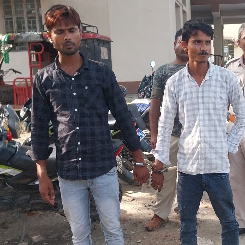 अररिया में 390 लीटर अंग्रेजी शराब पकड़ी:2 चचेरे भाई अरेस्ट, पश्चिम बंगाल से सिमराहा ले जाई जा रही थी;FIR दर्ज