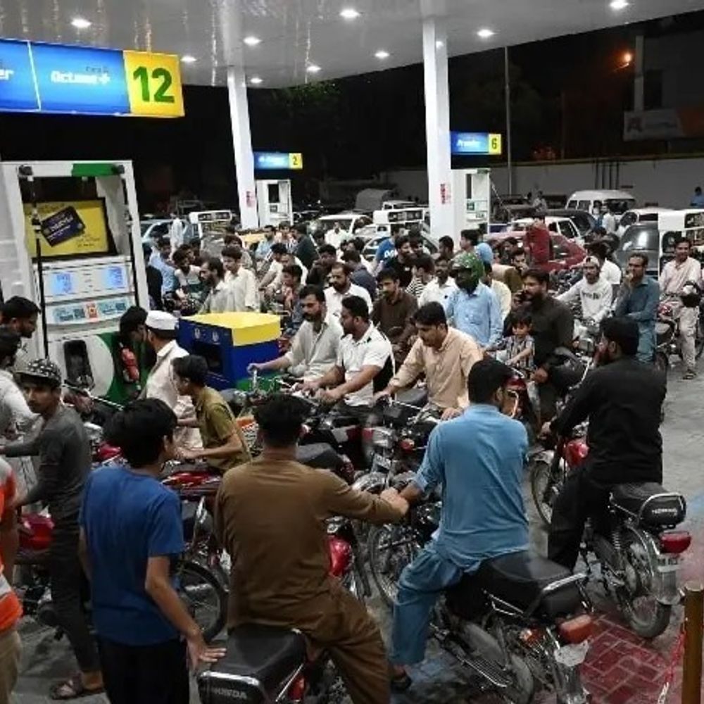 पाकिस्तान में पेट्रोल 6 और डीजल 6.80 रुपया सस्ता:पेट्रोल 403.78 और हाई-स्पीड डीजल 402.78 रुपया लीटर मिल रहा, भारत में फिर बढ़े दाम