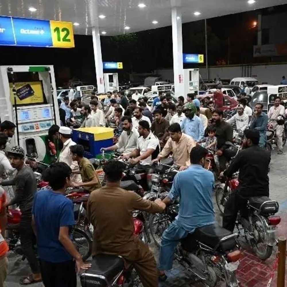 पाकिस्तान में पेट्रोल-डीजल ₹5 सस्ता हुआ:पेट्रोल ₹409.78 और हाई-स्पीड डीजल ₹409.58 लीटर मिल रहा, भारत में कल ₹3 महंगे हुए थे