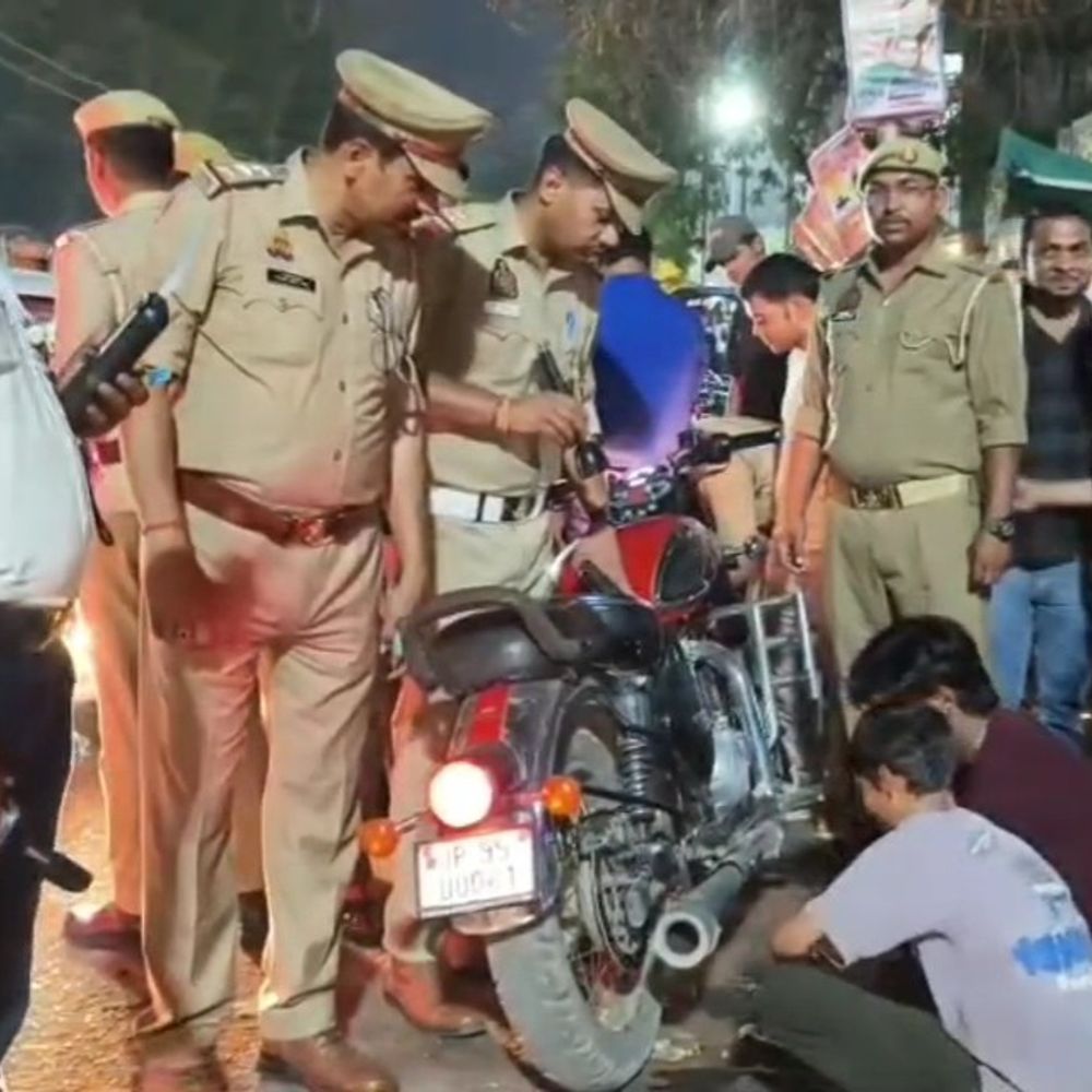 महोबा एसपी ने उतरवाए कानफाड़ू साइलेंसर:नशेड़ियों को दी सख्त हिदायत, ऑपरेशन ऑल आउट और ड्रिंक एंड ड्राइव अभियान