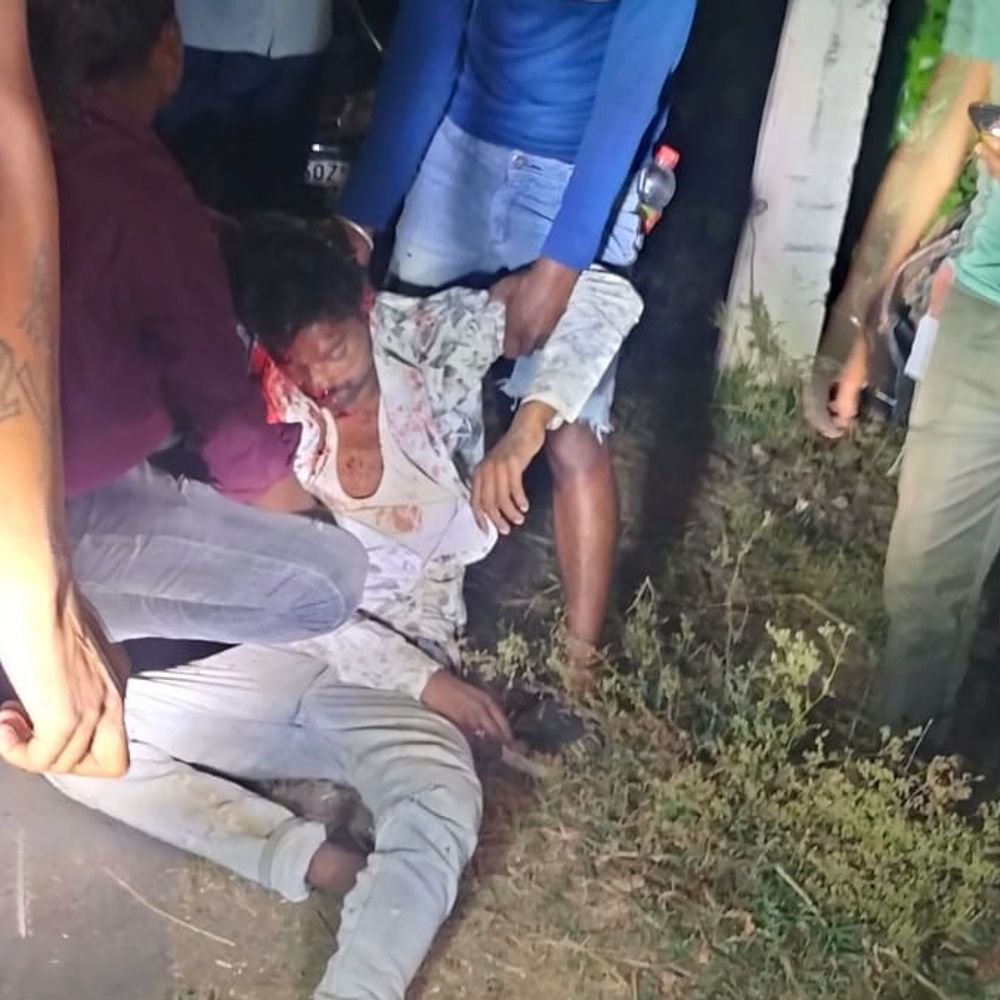 बालाघाट में माइलस्टोन से टकराई बाइक:राजमिस्त्री ने लांजी अस्पताल ले जाते समय तोड़ा दम; काम से घर लौट रहा था