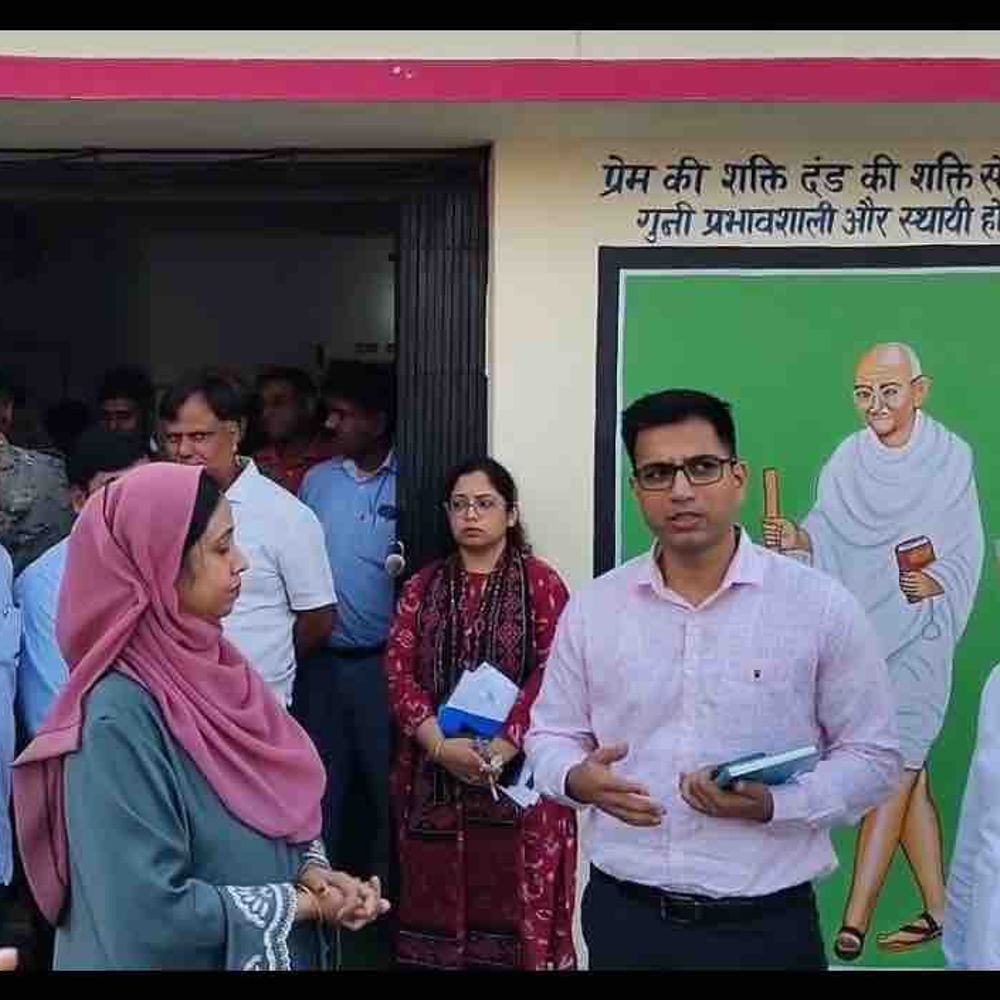 मोतिहारी में DM ने लापरवाह कर्मियों को लगाई फटकार:पेयजल, मनरेगा और जन वितरण प्रणाली पर समीक्षा बैठक की, प्रगति जांची