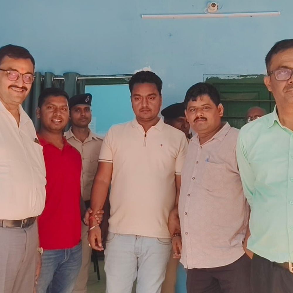 जमुई में निगरानी विभाग का रेड, क्लर्क रिश्वत लेते गिरफ्तार:सोनो प्राथमिक स्वास्थ्य केंद्र में 37 हजार रुपए लेते पकड़ा गया