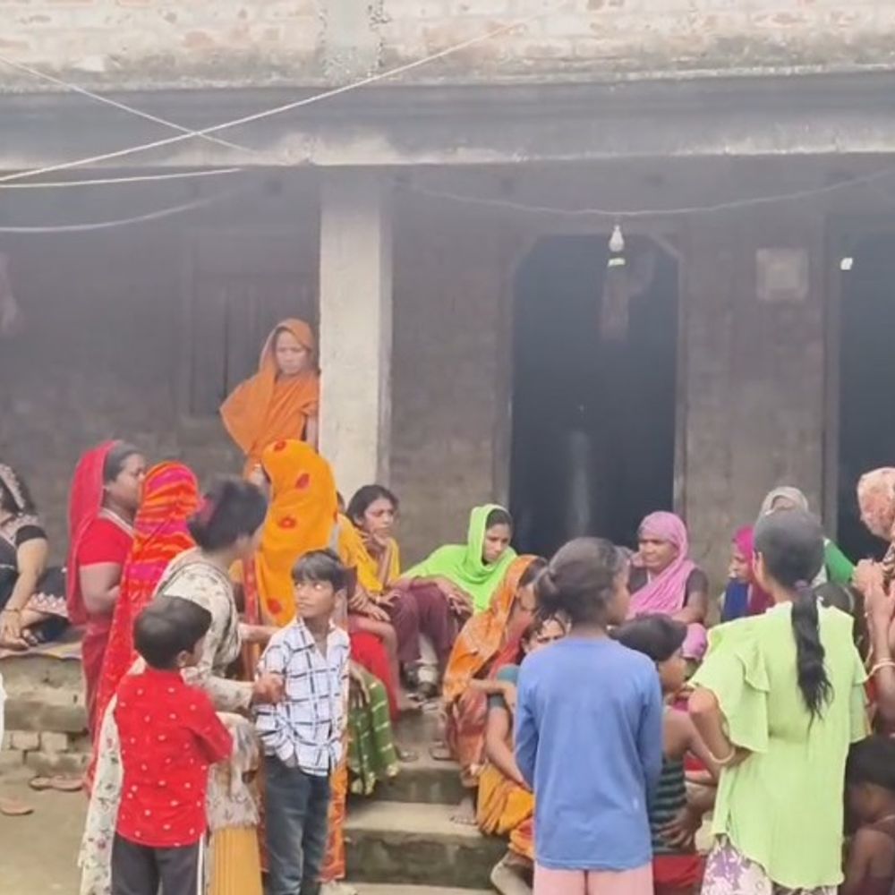किशनगंज में 8 साल की बच्ची का शव मिला:गला घोंटकर हत्या, शरीर पर गंभीर चोट के निशान, हाथ और जांघ की हड्डी टूटी